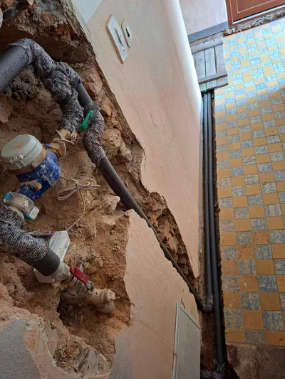 Hlavní přívod vody v izolaci vedený drážkou k vodoměru