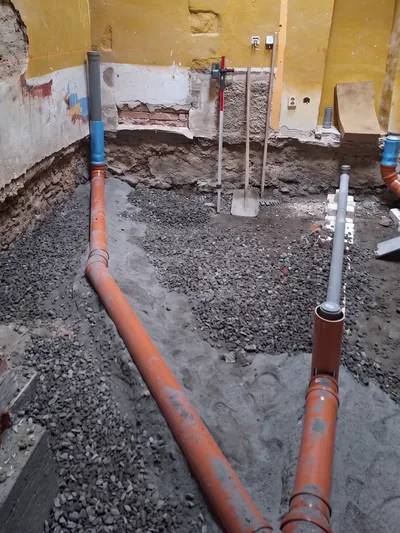 Ležatá kanalizace v hrubé stavbě, připravená k zasypání