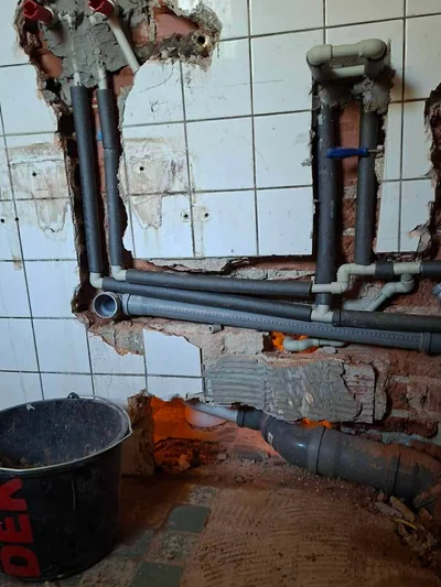 Rozvody vody a odpadu pro umyvadlo, vanu a WC