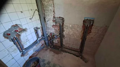 Nové rozvody vody a odpadu v koupelně, připravené pod obklad