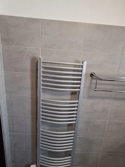 Žebříkový radiátor v hotové koupelně