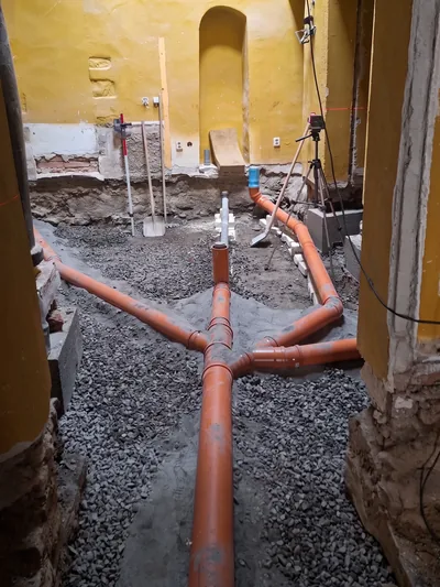 Rozvody odpadu vedené sálem před betonáží podlahy