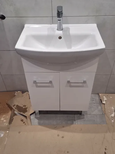 Umyvadlo se skříňkou napojené na nové rozvody
