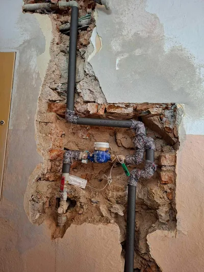 Vodoměrná sestava s uzávěry a potrubí v tepelné izolaci