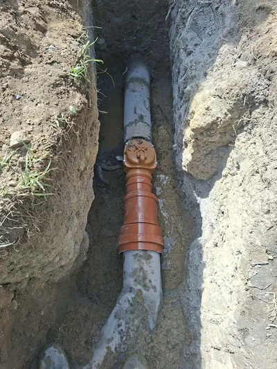 Odpadní potrubí s odbočkou uložené ve výkopu